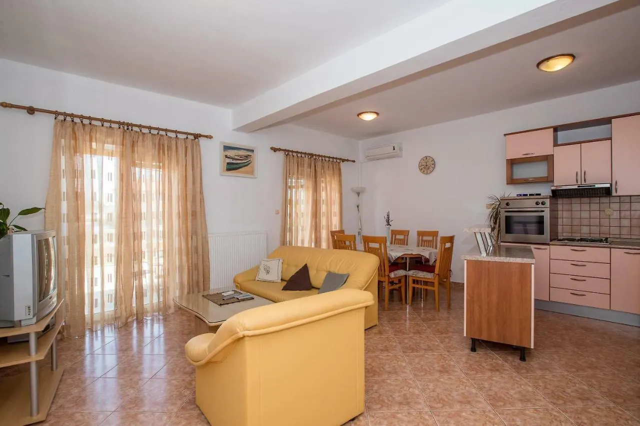 Marin Apartment Lopar 0*,
